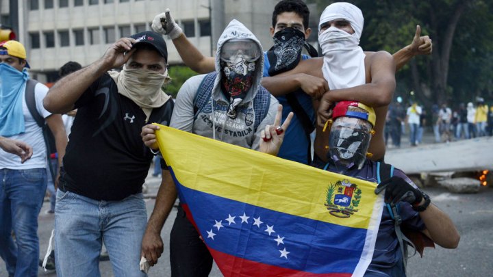 فنزويلا تترقب يومًا عصيبًا.. والمعارضة إلى الشارع