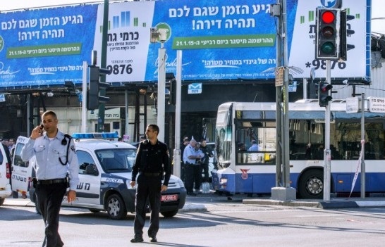شرطيان إسرائيليان يضربان عربيا في تل ابيب