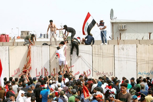 متظاهرون عراقيون يقتحمون اسوار المنطقة الخضراء وسط بغداد