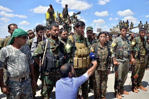 القيادية الكردية روجدا فيلات بين جنودها 