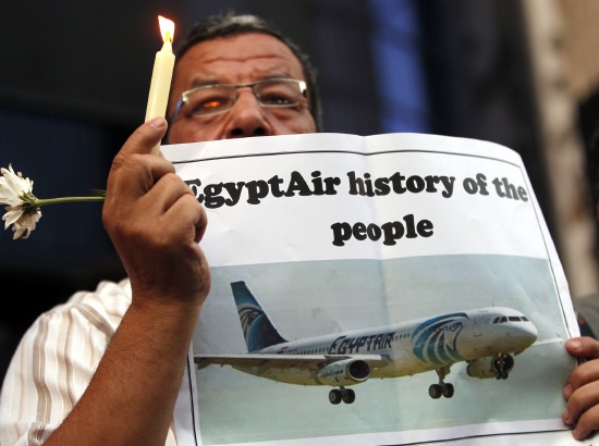 تجمع على أضواء الشموع في ذكرى ضحايا الطائرة المصرية