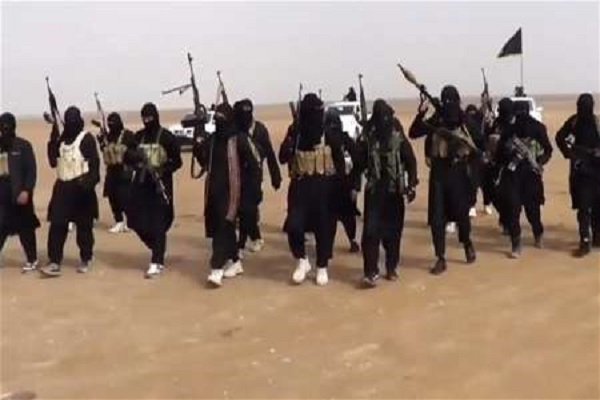 داعش يستخدم سكان الرقة دروعا بشرية