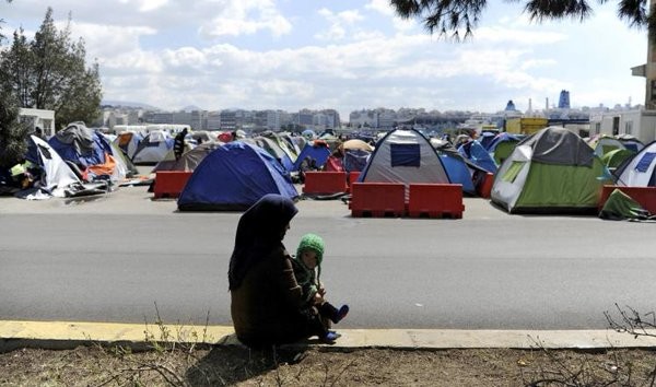 اليونان تواصل إخلاء مخيم ايدوميني