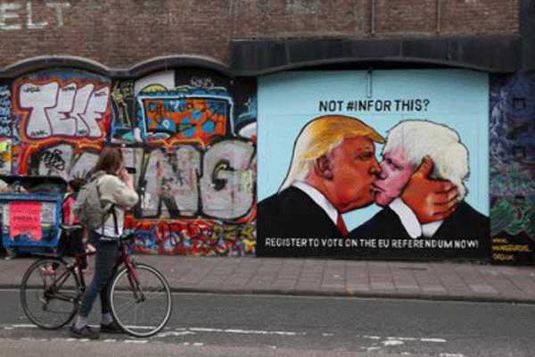 قبلة حميمة بين ترامب وبوريس جونسون على جدارية بريطانية
