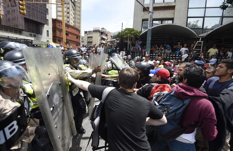 المعارضة تحقق أول خطوة على طريق إقالة مادورو