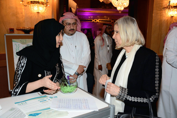 جبر في منتدى الإعلاميات مع السفيرة الدكتورة هيفاء أبو غزالة رئيسة قطاع الإعلام في جامعة الدول العربية