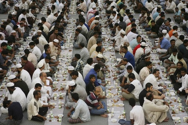 عمال غير مسلمين يشهدون الافطار
