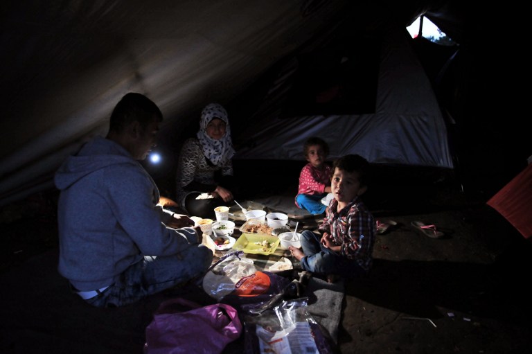 رمضان يشكل تحديا للمهاجرين العالقين في اليونان