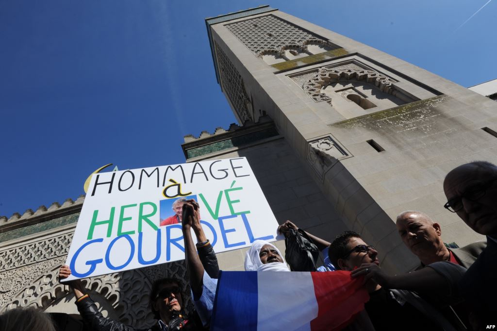 الفرنسيون يتظاهرون ضد الحكومة في باريس