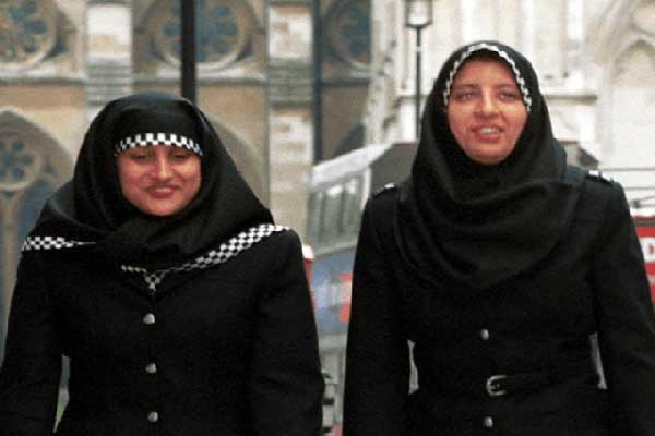 شرطة اسكتلندا ستعتمد الحجاب كجزء من زيها الرسمي