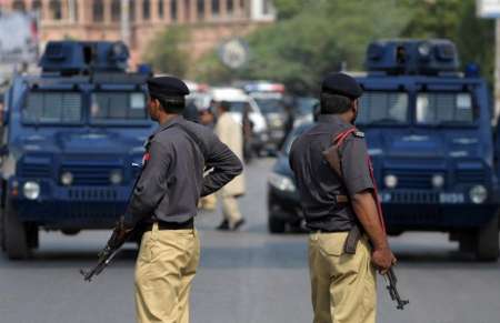 شرطي باكستاني يضرب هندوسيا لانه لم يكن صائما في رمضان