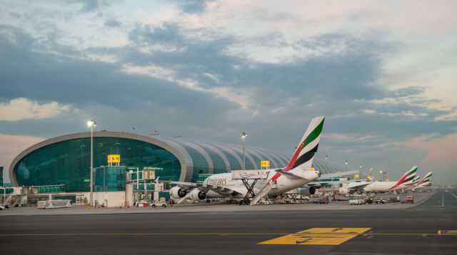 إغلاق مطار دبي لأكثر من ساعة بسبب طائرة بدون طيار