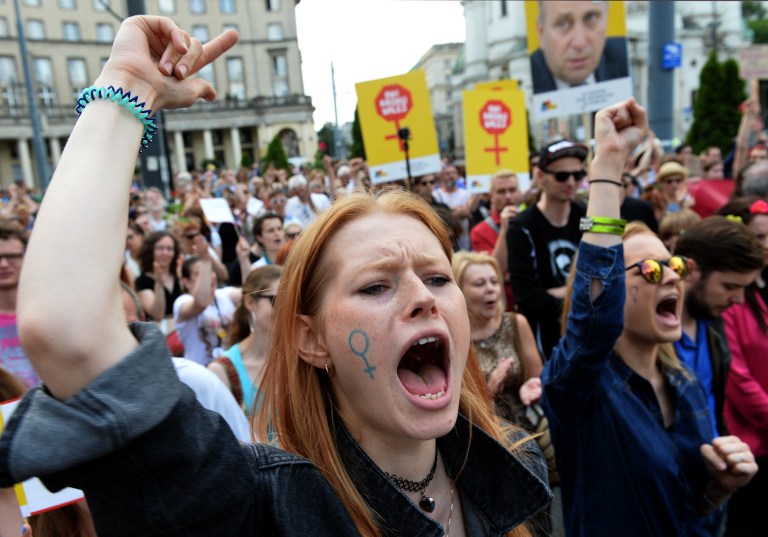 الاف المتظاهرين في بولندا ضد منع الاجهاض