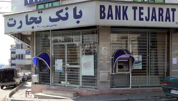 باريس تلتزم برفع القيود المصرفية على التعامل مع إيران