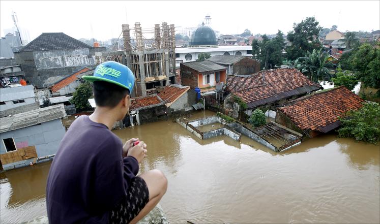 عشرات القتلى حصيلة فيضانات وانزلاقات للتربة في اندونيسيا