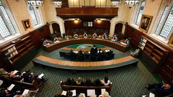 محكمة بريطانية تندد بالقاضي الذي منح جنان حرب تعويضًا