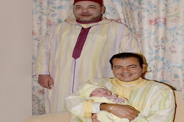 الملك محمد السادس رفقة الامير مولاي رشيد وابنه الامير مولاي احمد 