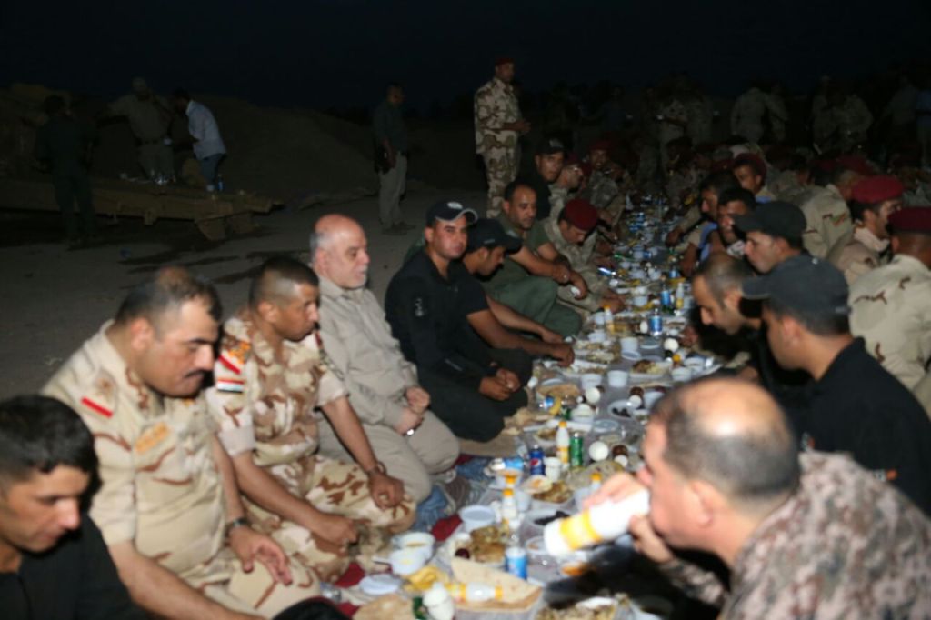 العبادي يتناول افطار رمضان مع المقاتلين في جبهة الفلوجة