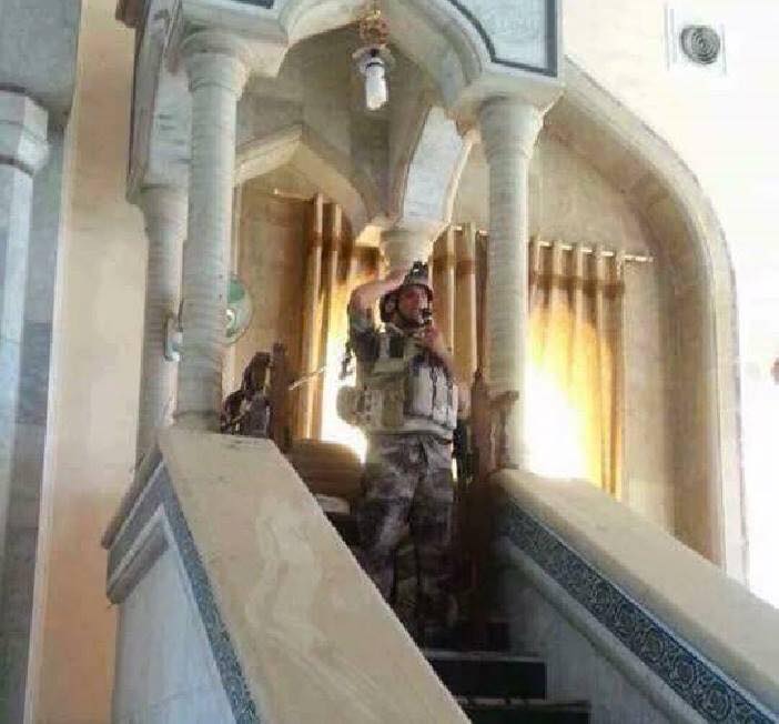عسكري عراقي يرفع الاذان بمسجد وسط الفلوجة اثر اعلان تحريرها