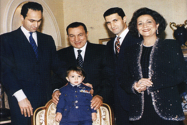 جلست أسرة مبارك داخل المسرح الصغير بدار الأوبرا