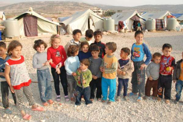 مجموعة من الاطفال العراقيين في مخيم للنازحين