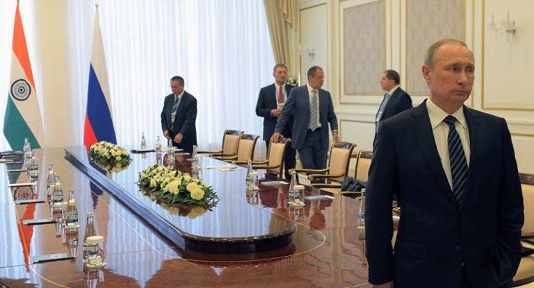 بوتين مع اركان وفده في طشقند (سبوتنيك)