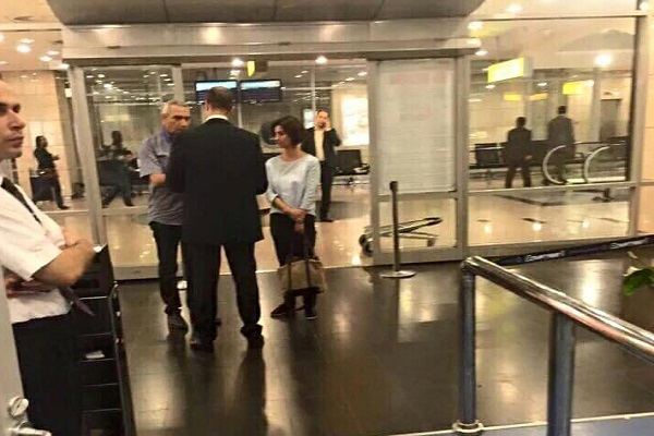 ليليليان في المطار مع رجلين من سلطات المطار