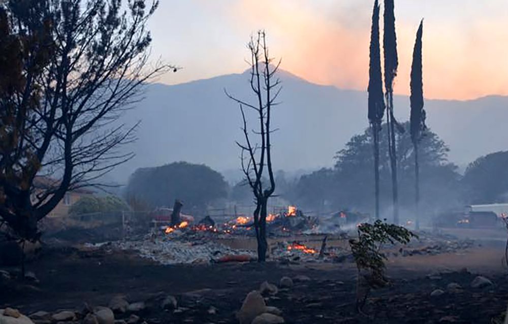 قتيلان وإجلاء الآلاف في حريق يضرب كاليفورنيا