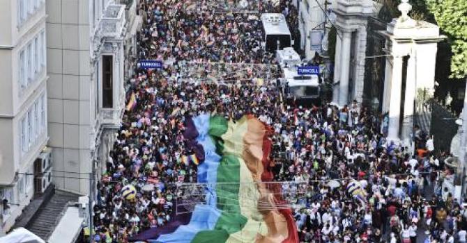 تفريق تجمع للمثليين في اسطنبول واعتقال نائبين ألمانيين