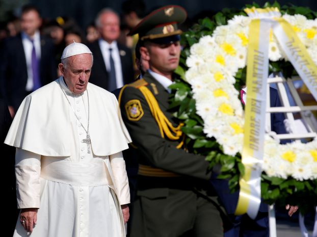 البابا يزور نصب ضحايا 