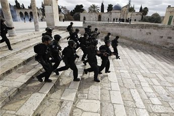 مواجهات بين مصلّين والشرطة الإسرائيلية في باحة الاقصى