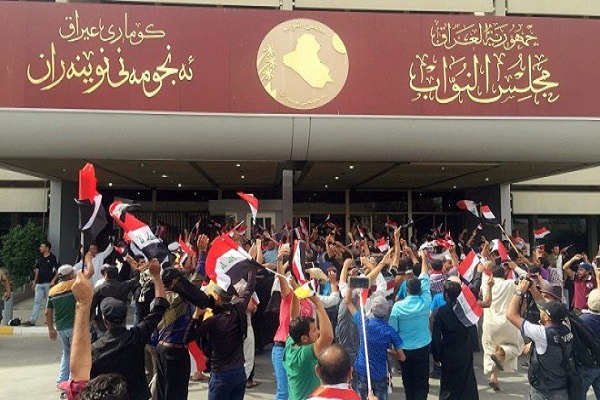 المتظاهرون المحتجون لدى اقتحامهم مقر البرلمان العراقي