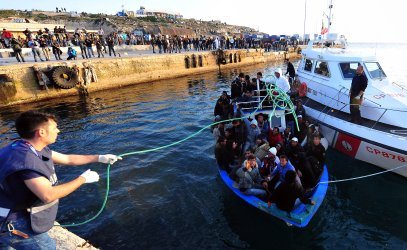 عشرة قتلى على الأقل في غرق قارب لاجئين في المتوسط