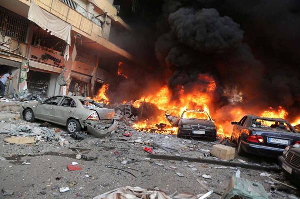 النيران تشتعل بسيارات المدنيين إثر تفجير الكرادة