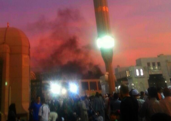 مصلون بالمسجد النبوي والدخان يتصاعد بالقرب منهم بعد اعتداء انتحاري فاشل مساء الاثنين - صورة من تويتر