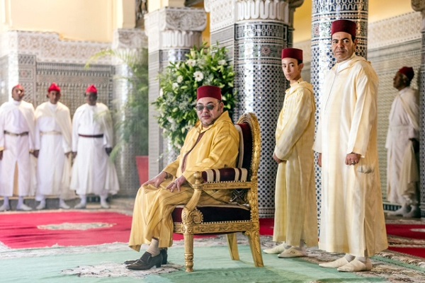 الملك محمد السادس لدى ترؤسه الخميس حفل عقيقة الامير مولاي احمد مولود شقيقه الامير مولاي رشيد 