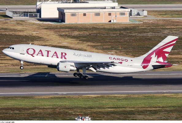 طائرة قطرية تهبط اضطراريا في مطار بوخارست