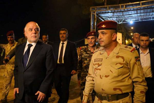العبادي برفقة عناصر أمنية متفقدًا نقاط التفتيش العسكرية في بغداد
