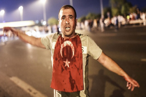 مواطن تركي في مواجهة دبابات الانقلابيين