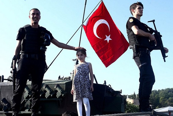 موسكو: سنعمل مع القيادة الشرعية التركية
