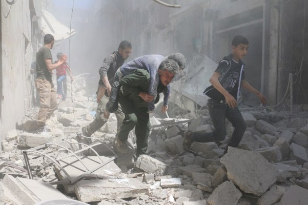 أهالي حلب يننظرون في طوابير للحصول على الخبز