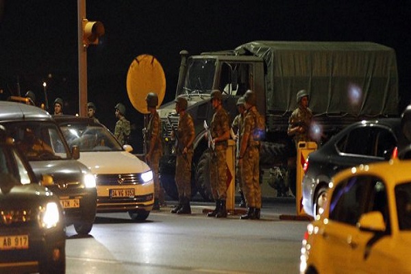 انتشار بعد عناصر الجيش في الشوراع التركية