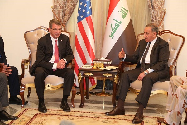 وزيرا الدفاع العراقي خالد العبيدي والاميركي اشتون كارتر خلال اجتماع سابق