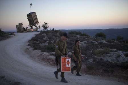 إسرائيل تغلق ورشات يشتبه بأنه يتم فيها تصنيع أسلحة
