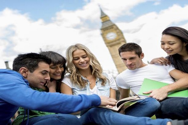 على بريطانيا ان تعيد النظر بمعاملتها للطلاب الأجانب