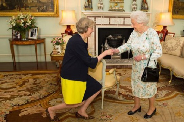 ملكة بريطانيا في أول لقاء مع تيريزا ماي (بي بي سي)