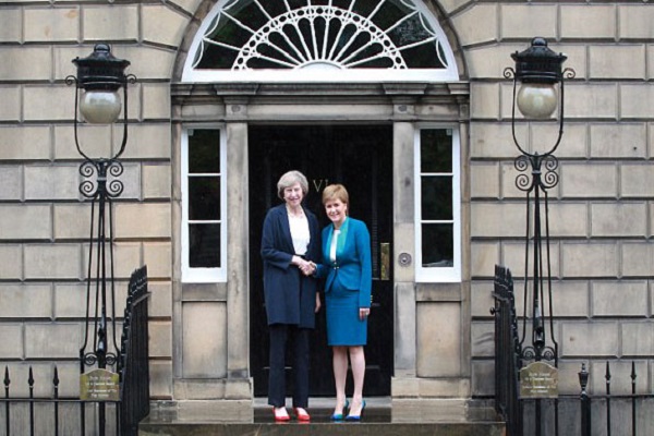 ماي ورئيسة وزراء سكوتلندا في ادنبره اليوم 