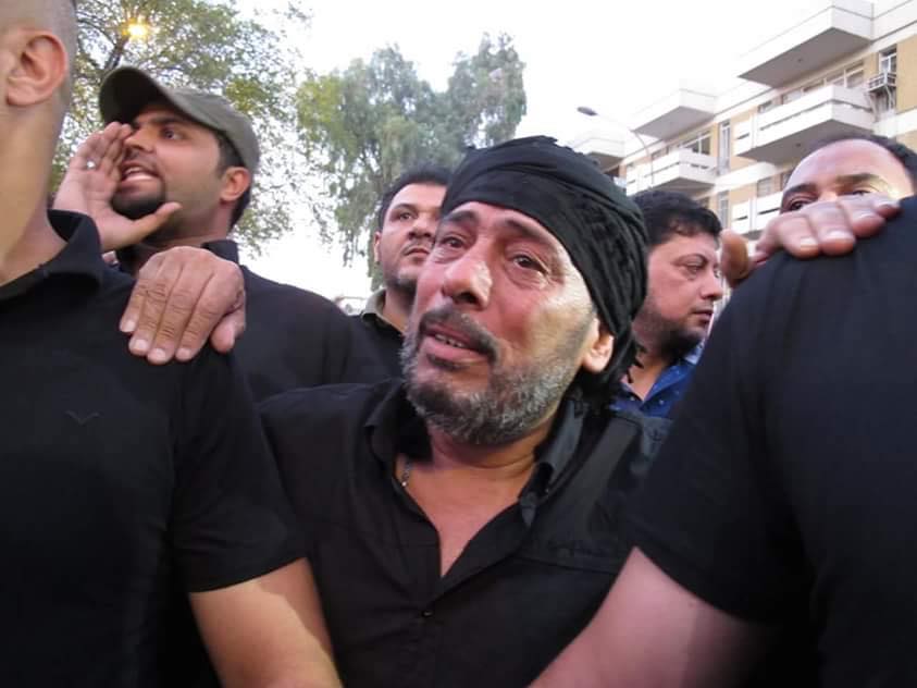 أبو درع خلال ظهوره في منطقة الكرادة وسط بغداد اثر التفجير الذي ضربها