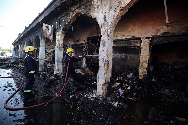 رجال اطفاء يكافحون حريق الهجوم الانتحاري ضد المرقد الشيعي للسيد محمد بمدينة بلد شمال بغداد