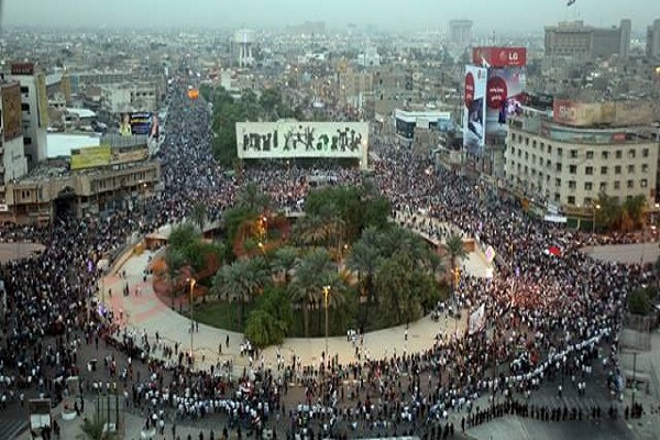 متظاهرون في ساحة التحرير وسط بغداد يطالبون بالاصلاحات